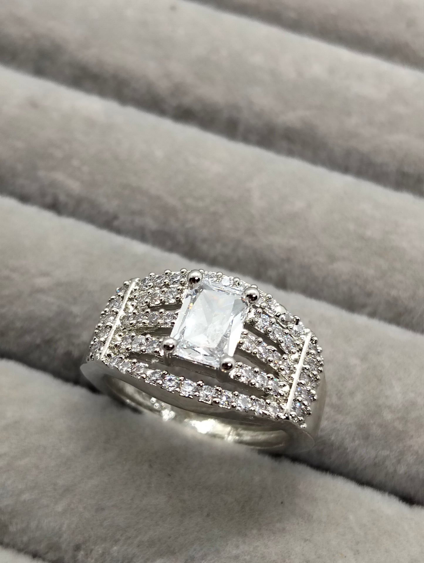 Diamond look ring in silver rhodium plated