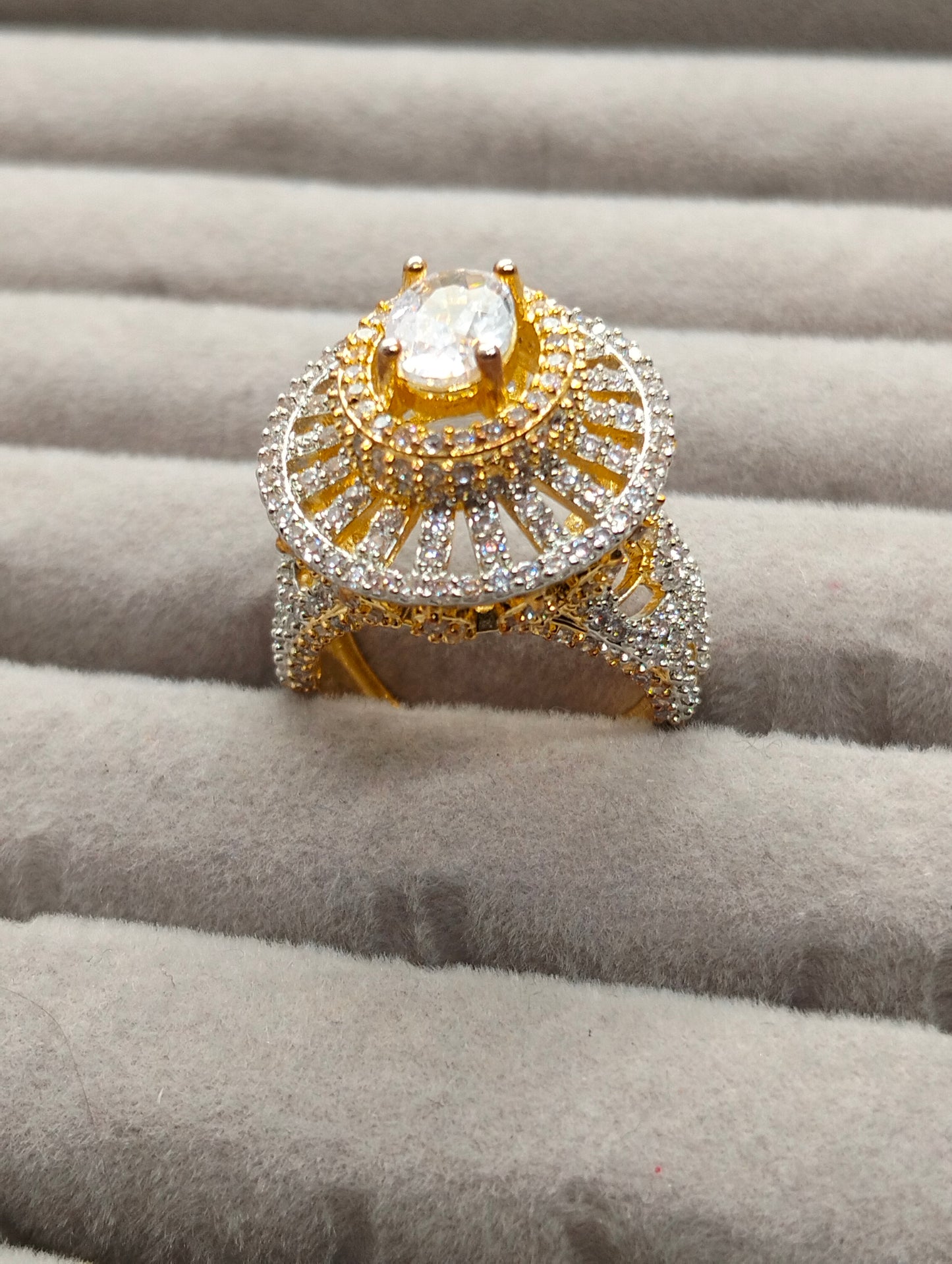 Statement two toned ring in one carat