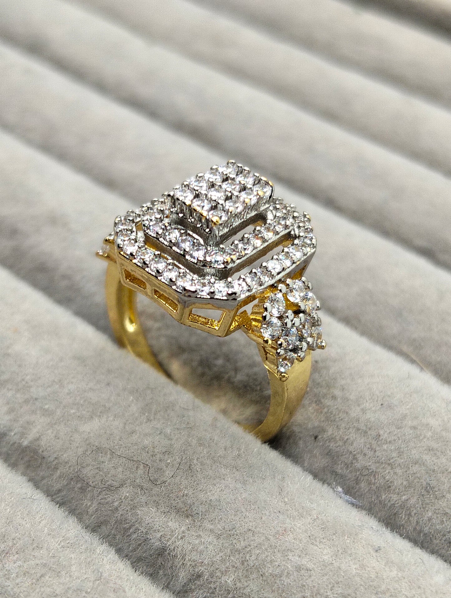 18k gold polish ring with cubic zircon
