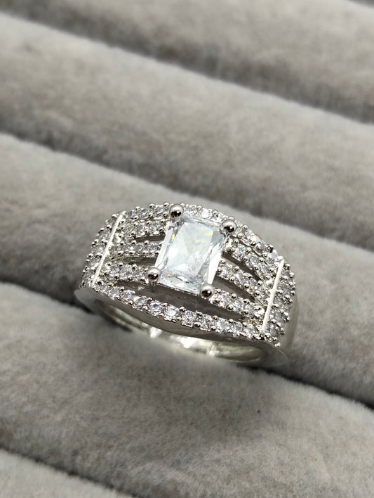 Diamond look ring in silver rhodium plated