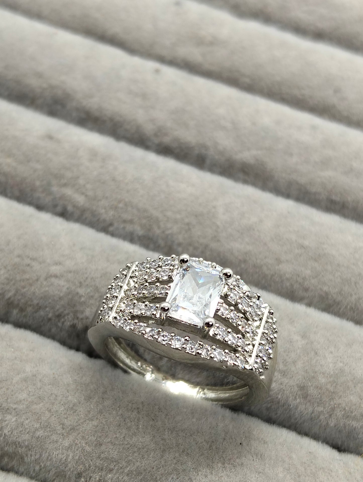 Diamond look ring in silver rhodium plated