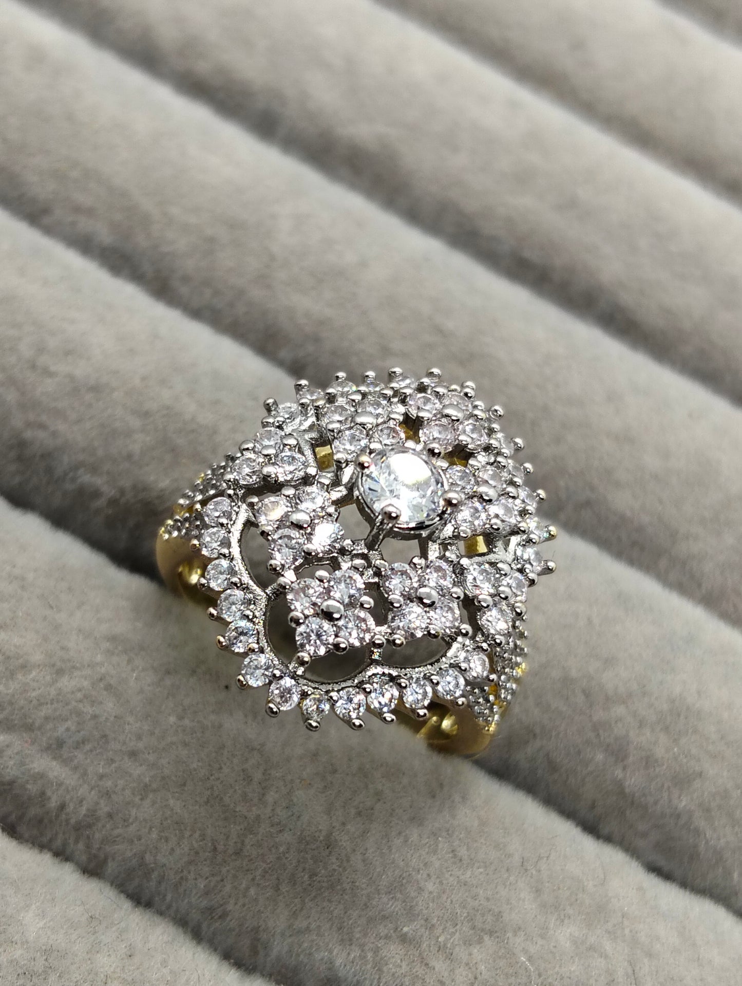 18k gold polished ring with cubic zircon