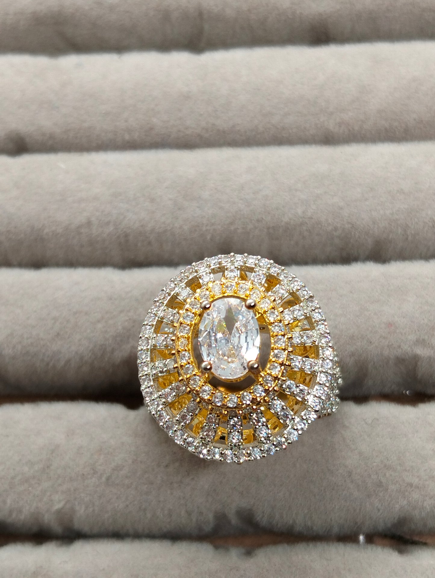 Statement two toned ring in one carat