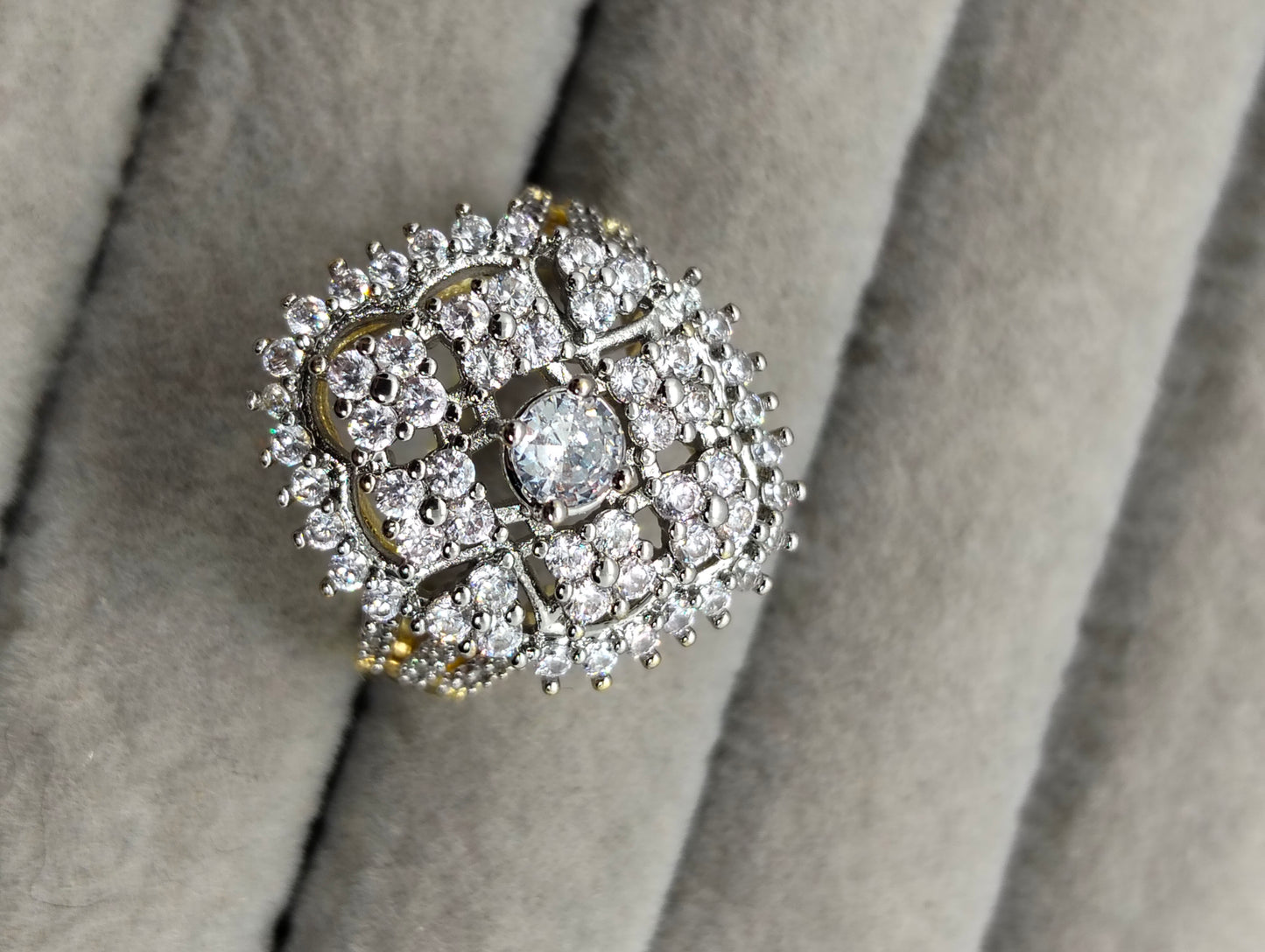 18k gold polished ring with cubic zircon