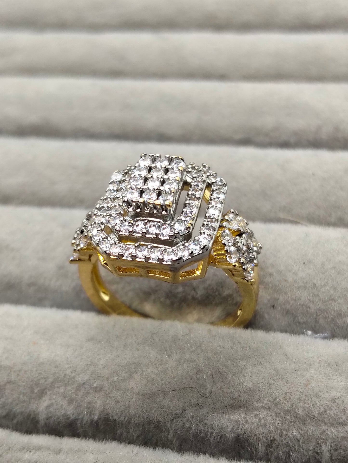 18k gold polish ring with cubic zircon