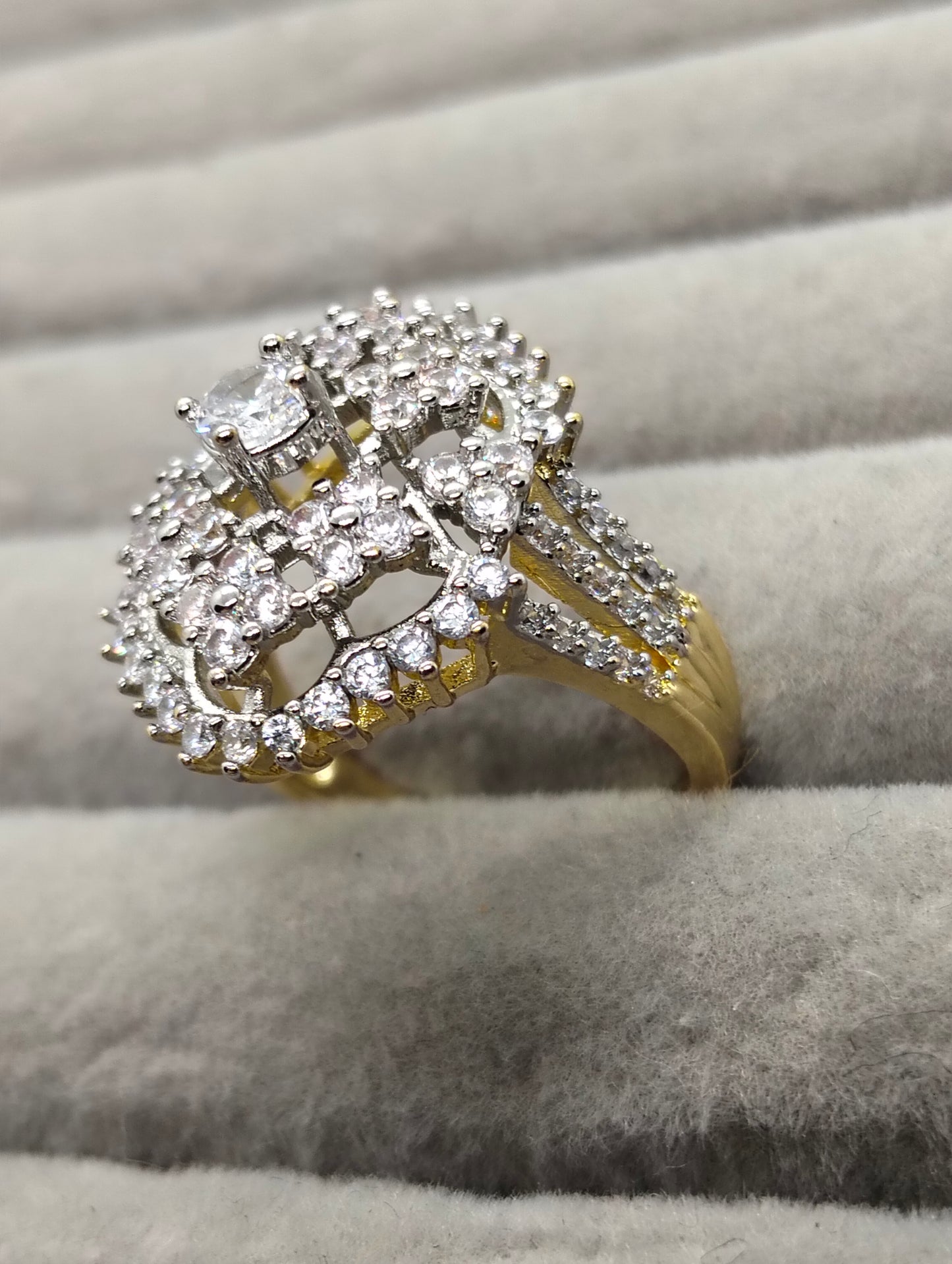 18k gold polished ring with cubic zircon