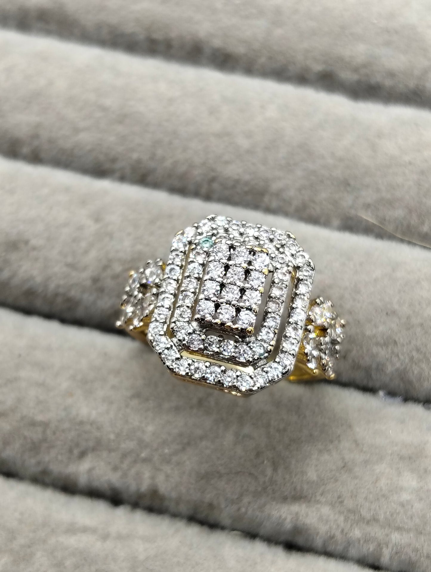 18k gold polish ring with cubic zircon